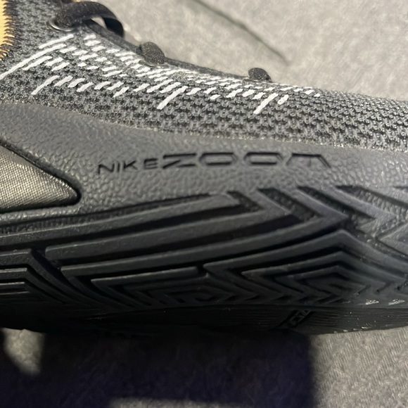 Nike KYRIE FLY TRAP ZOOM BLACK & GOLD Men’s 9.  NEVER WORN. NEW NO BOX - Picture 4 of 8